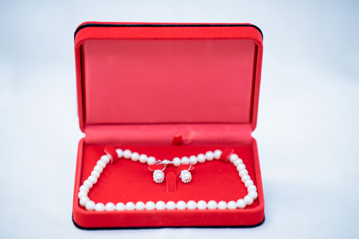 How to choose a premium jewelry gift box?
